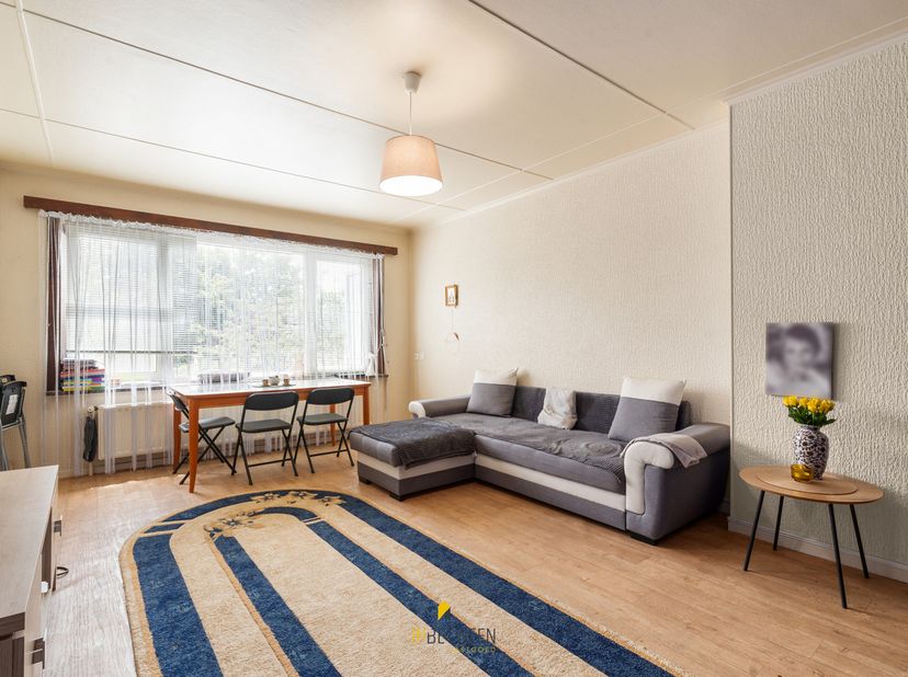 Dit appartement is gelegen in een rustige, groene woonwijk op de grens met Mariakerke,&amp;nbsp; ligt op wandel- en fietsafstand van scholen, openbaar ver