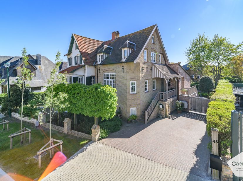 In het prestigieuze en rustige Dumontkwartier, op wandelafstand van zee en omgeven door groen, bevindt zich deze stijlvolle halfopen villa waar luxe,
