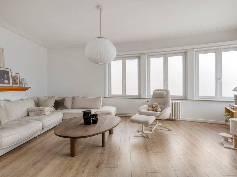 Découvrez ce spacieux appartement triplex entièrement rénové, situé Sterstraat 96 à Drogenbos. Son emplacement central offre un équilibre idéal entre