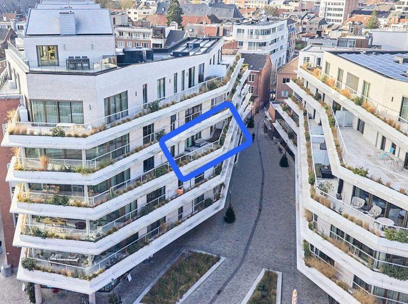 Exclusieve instapklare studio met ruim zonneterras en ondergrondse parkeerplaats in residentie Bonnefant – hartje Hasselt.<br />
<br />
Bent u op zoek