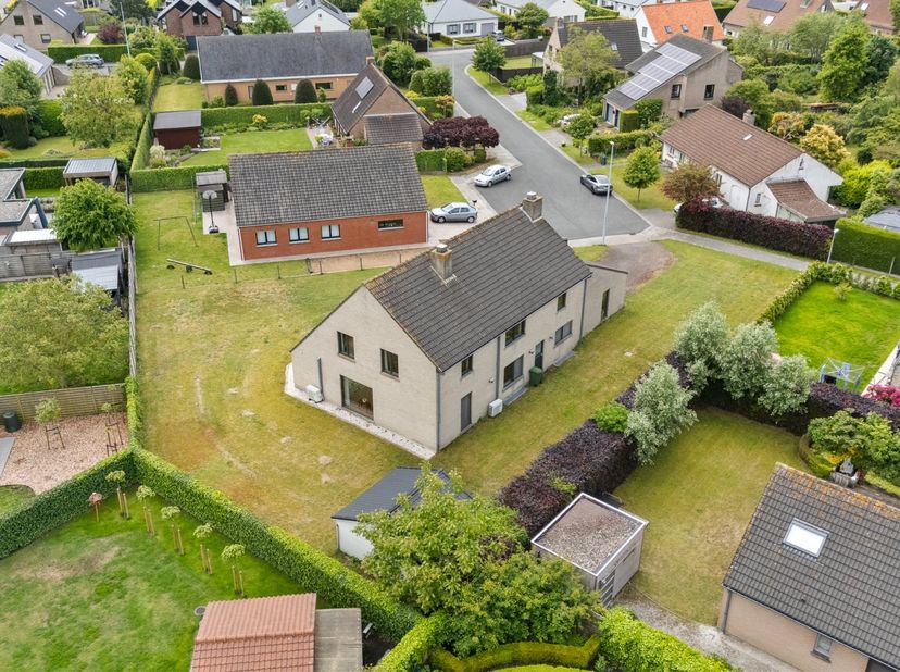 Bent u op zoek naar een instapklare gezinswoning waar ruimte, rust en energiezuinig wonen perfect samenkomen? Dan is deze stijlvolle vrijstaande villa