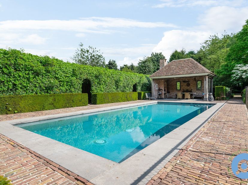Deze solide en up to date villa ligt op een prachtig met bomen omringd, zuid west gericht perceel van 3.303m2.&amp;nbsp; Het centrum van Edegem en Hove be