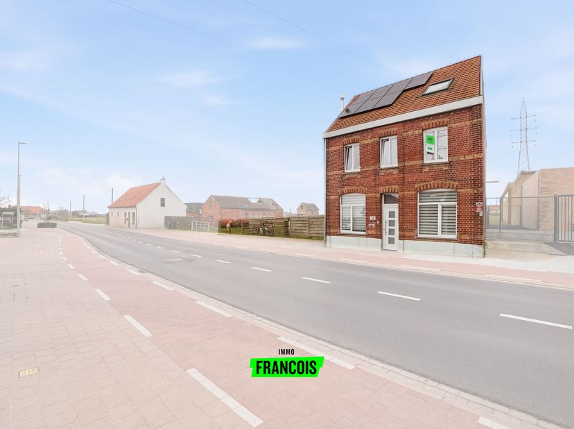 In Wijtschate (Heuvelland) bevindt zich deze alleenstaande verder af te werken woonst. Deze eigendom heeft een totale oppervlakte van 875m2. Volgende
