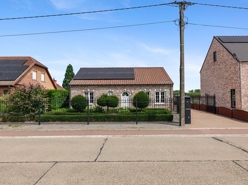 Omringd door velden en landbouwgronden vinden we langs de Verdaelstraat ter hoogte van nummer 15 deze charmante open bebouwing terug met tal van mogel
