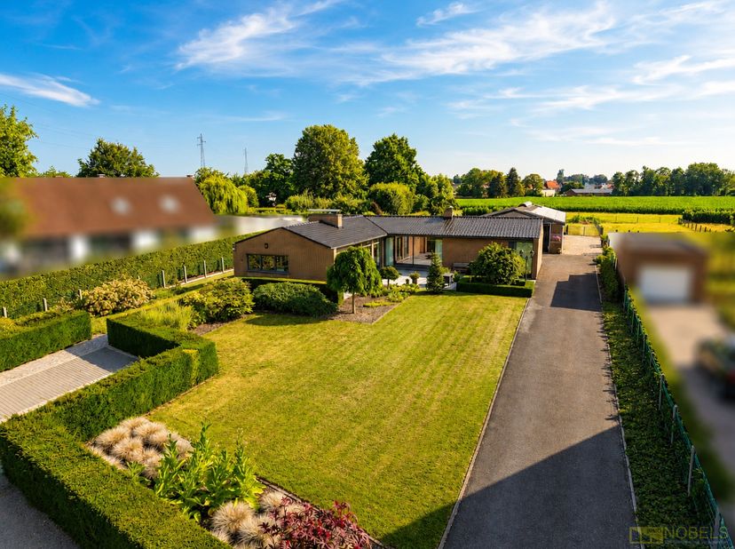 PERFECT ONDERHOUDEN BUNGALOW, gelegen op een UITERST RUSTIGE en LANDELIJKE LOCATIE met ZICHT OP DE KOPPENBERG. Deze LAAGBOUWVILLA werd in 1988 GRONDIG