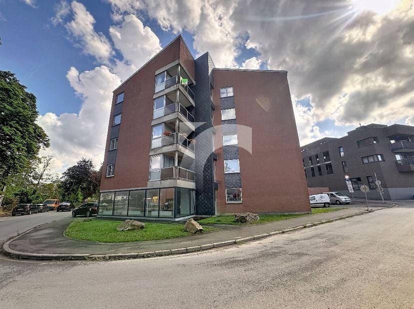 EUPEN Selterschlag, 13: Situé à proximité du centre et au pied de lEifel, cet appartement denviron 80 m² se trouve au 4 étage dune résidence avec asce