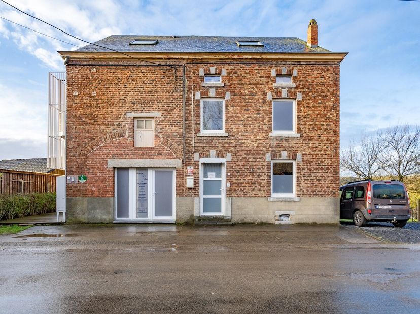B-LUX heeft het genoegen u deze charmante vrijstaande woning met vier gevels voor te stellen, inclusief een aparte gîte en een praktijkruimte (of poly