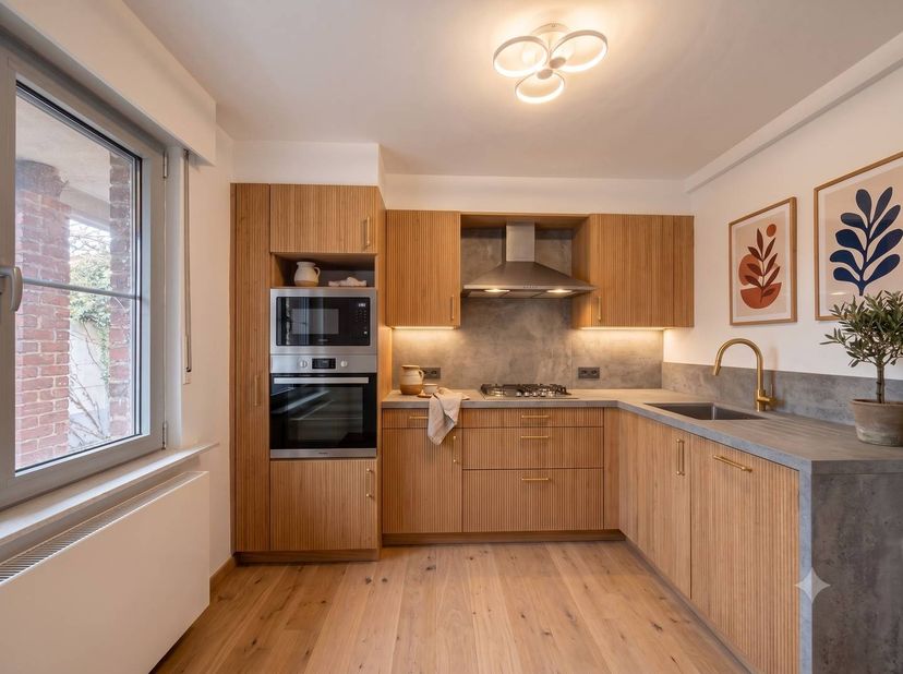 Deze te renoveren woning is de perfecte opportuniteit voor wie op zoek is naar een eigendom die volledig naar eigen stijl en wensen ingericht kan word