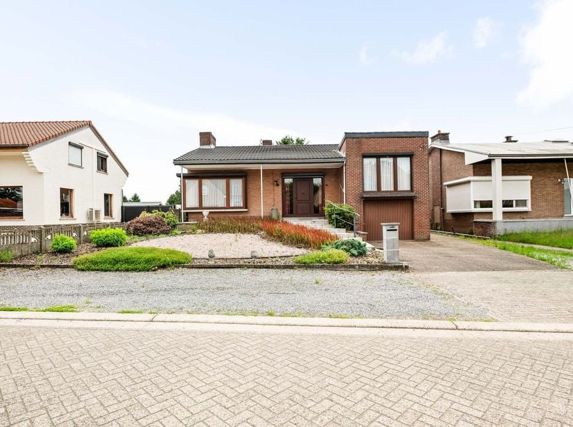 Ruime woning met 3 slaapkamers, veranda en tuin in Meerhout<br />
<br />
In de rustige Kapellestraat in Meerhout vinden we deze aangename en functio