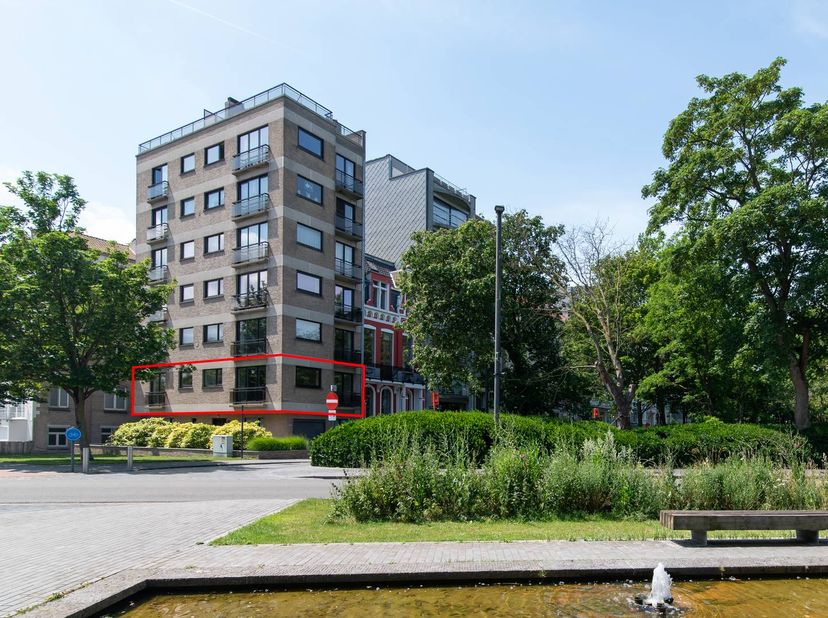 Appartement d'angle de deux chambres magnifiquement rénové à vendre sur la place Princesse Clementina, dans la résidence de Wimbledon. La mer et la pl