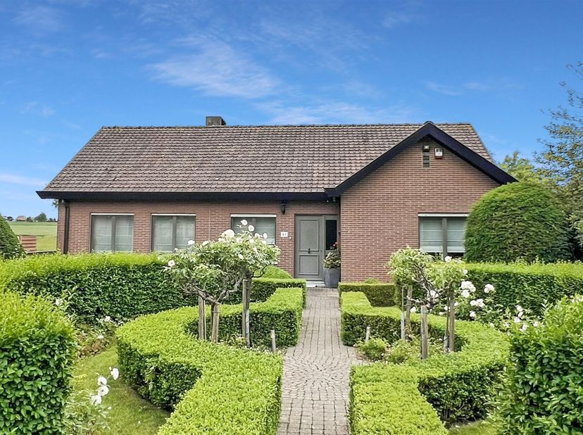 Vous recherchez une villa spacieuse, prête à être emménagée, avec un beau jardin, une vue imprenable et des dépendances pratiques ? Cette propriété es