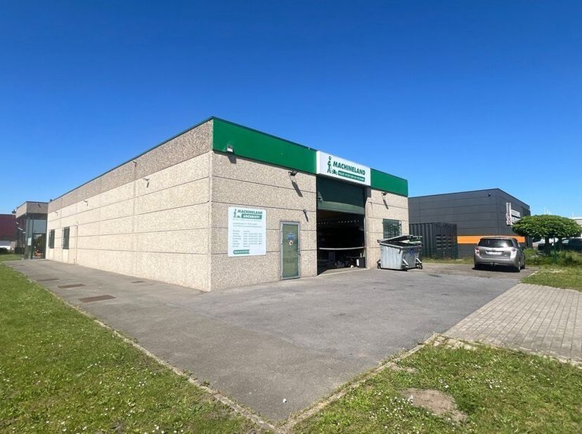 Ben je op zoek naar een bedrijfspand met magazijn, showroom B2B en kantoorruimte op een commerciële toplocatie? Ontdek dit industrieel bedrijfsgebouw
