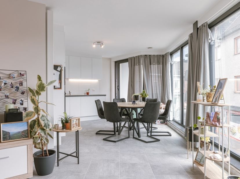 Dit aangename appartement bevindt zich op een uitstekende locatie in de Langepijpestraat 1 te Torhout, op wandelafstand van het gezellige stadscentrum