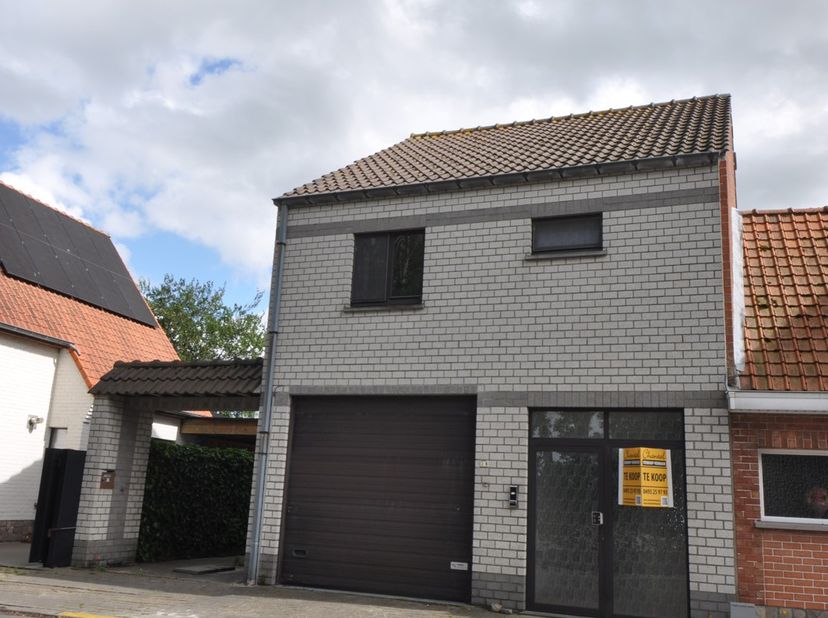 Ruime en verzorgde gezinswoning met 3 slaapkamers, grote garage en zonnige tuin !&amp;nbsp;<br />
<br />
Deze verzorgde woning verwelkomt u via een ruime