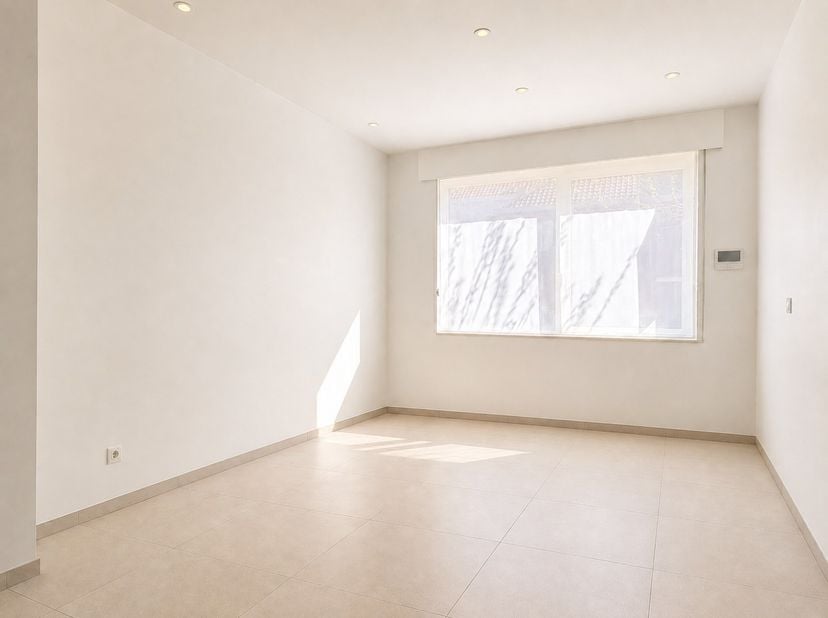 Welkom in deze instapklare woning met 3 slaapkamers op wandelafstand van Kortrijk-centrum! Mogelijkheid tot huren van een garage en fietsenberging in