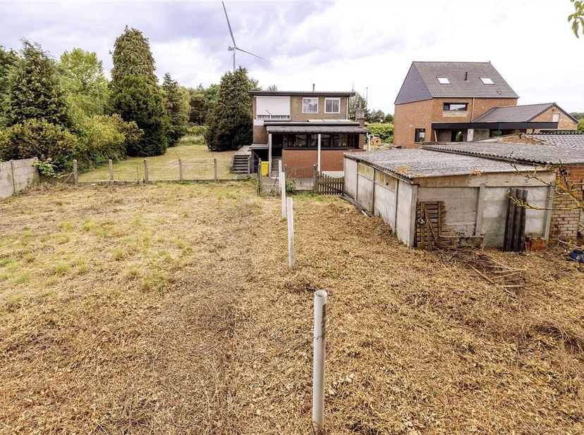 Te moderniseren OB op perceel van 1.454m²<br />
Ligging: De woning bevindt zich in een rustige, groene en landelijke omgeving nabij het Kempisch kanaa