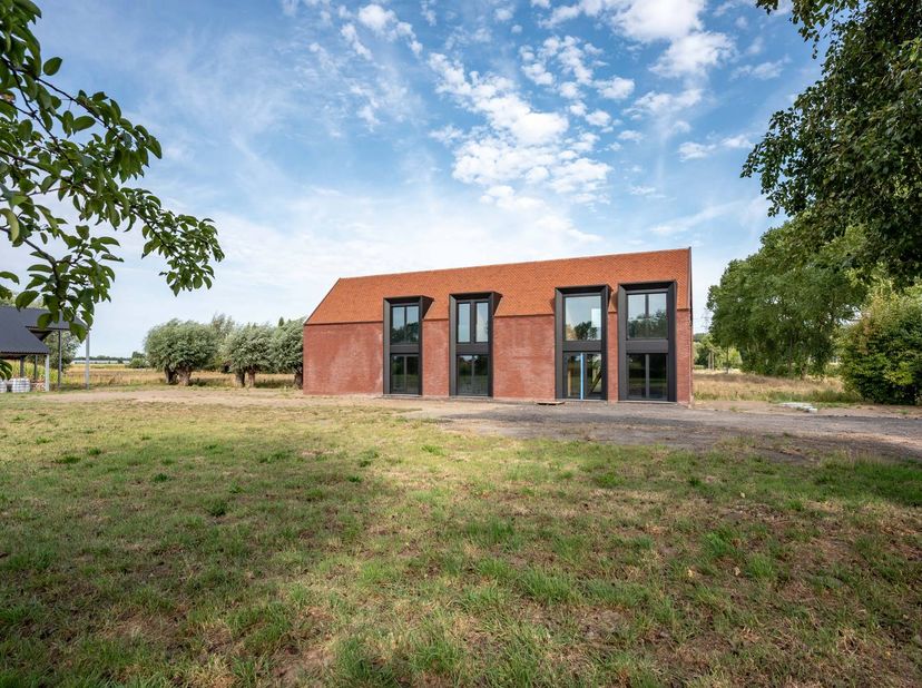 Cette extraordinaire villa de nouvelle construction, extrêmement bien située dans la zone rurale sereine de Moerkerke (Damme), offre une opportunité r