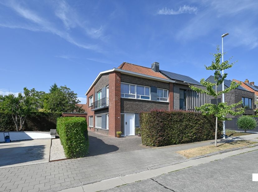 Deze gezinswoning uit 1962 is gelegen in de zeer gegeerde Sint-Rafaëlswijk en beschikt over een bewoonbare oppervlakte van 173 m² (volgens EPC-attest)