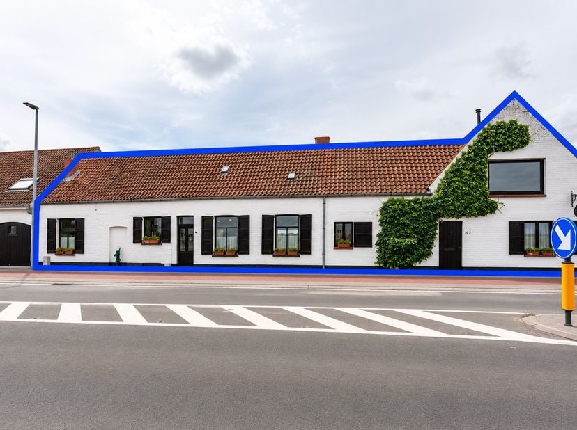 Droomt u van een unieke woonomgeving waar ruimte, karakter en rust centraal staan? Dan biedt deze uitzonderlijke eigendom een zeldzame kans. Het huidi