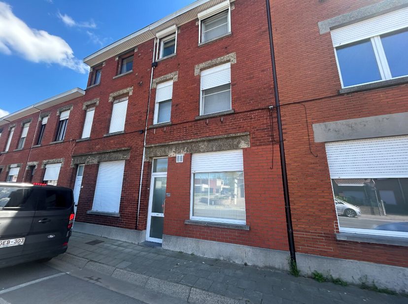 Menen - Zeer verzorgde woning met 3 slaapkamers en tuin te huur.Indeling:Inkom, open keuken, ruime living, apart toilet, wasplaats1ste verdieping: 1 s