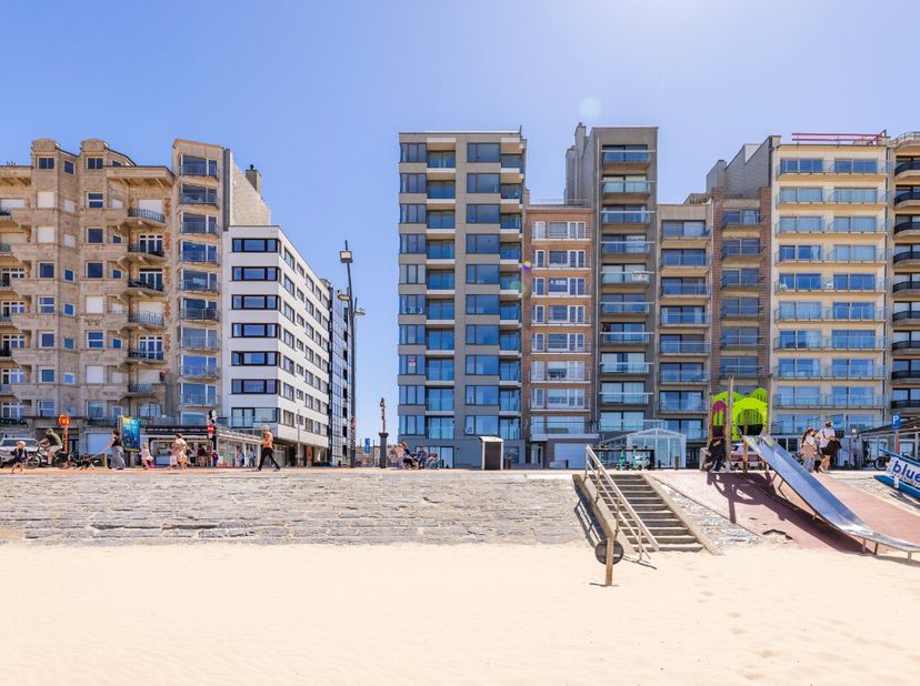 Blankenberge: nieuwbouwappartement met terras te koop op toplocatie Zeedijk! Ervaar de perfecte combinatie van luxe, comfort en een unieke locatie. Re