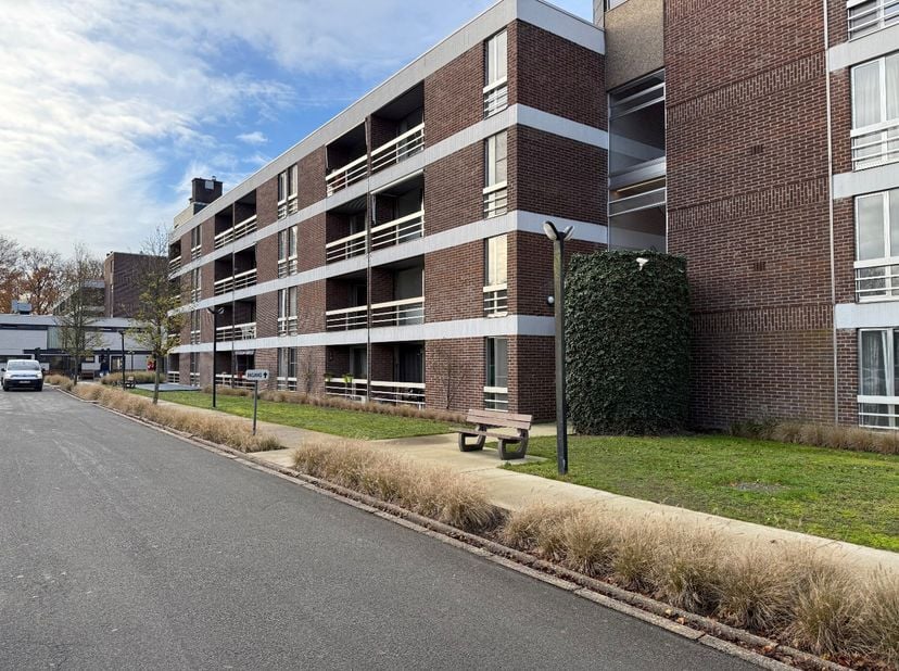 Deze assistentiewoning bevindt zich in de residentie Berkenhof, een rustige omgeving op wandelafstand van het centrum van Assebroek. Dankzij de nabijg