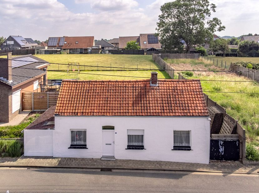 Bent u op zoek naar een renovatieproject met potentieel of een perceel waarop u uw eigen woonproject kunt realiseren? Dan biedt deze eigendom heel wat
