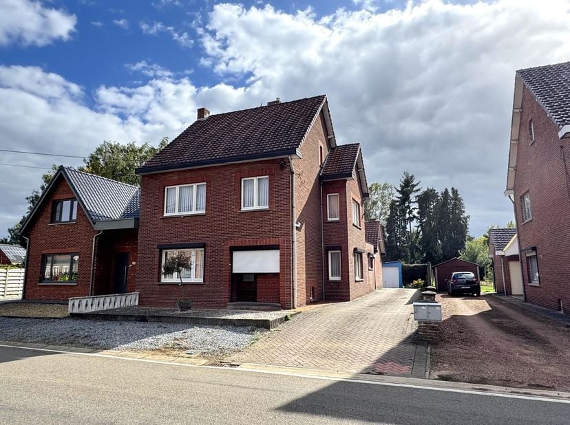 Karaktervolle gezinswoning, zonder renovatieverplichting, met veel potentieel in Koersel<br />
<br />
Ontdek deze charmante halfopen bebouwing aan de
