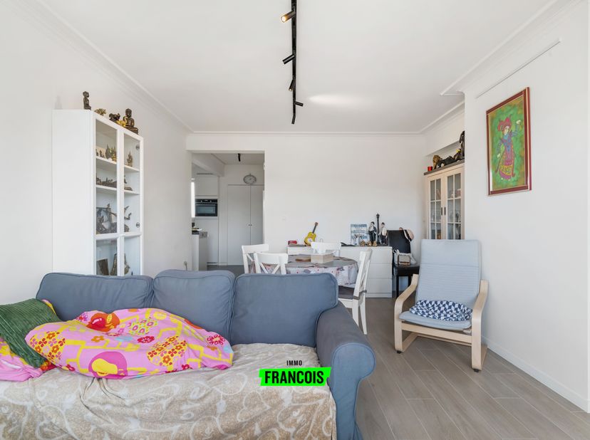 Dit tweeslaapkamer appartement is gelegen op een toplocatie in hartje Oostende. U geniet hier van een mooi open uitzicht over de omgeving.<br />
Er is