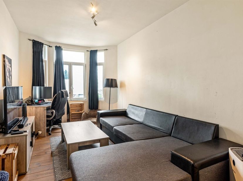 Dit appartement is gelegen op de derde verdieping van een charmant en authentiek gebouw zonder lift. Dankzij de centrale ligging in Deurne geniet u va