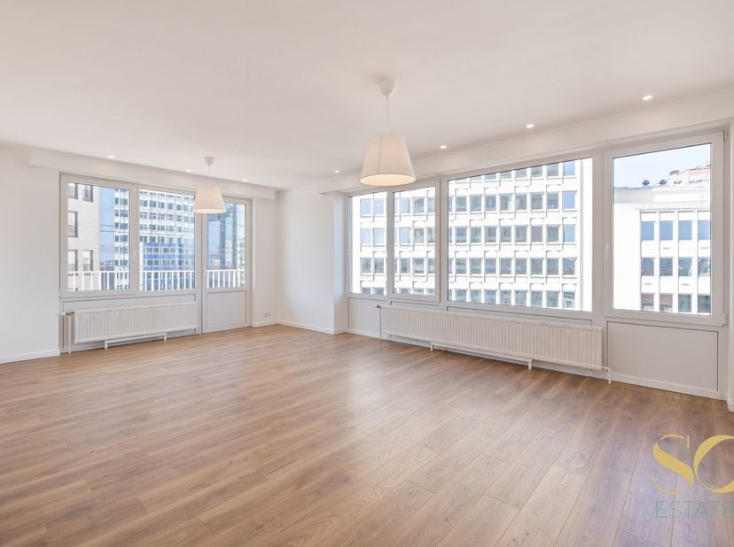 Op een steenworp afstand van het Madouplein en het Koninklijk Park.<br />
Ontdek dit appartement van ± 100 m² op de 5de verdieping, volledig gerenovee