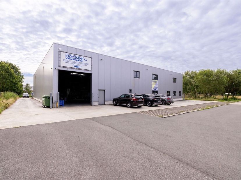 Vous recherchez un local d'entreprise polyvalent et bien équipé sur le plan technique ? <br />
Ce hangar industriel polyvalent d'une superficie d'envi