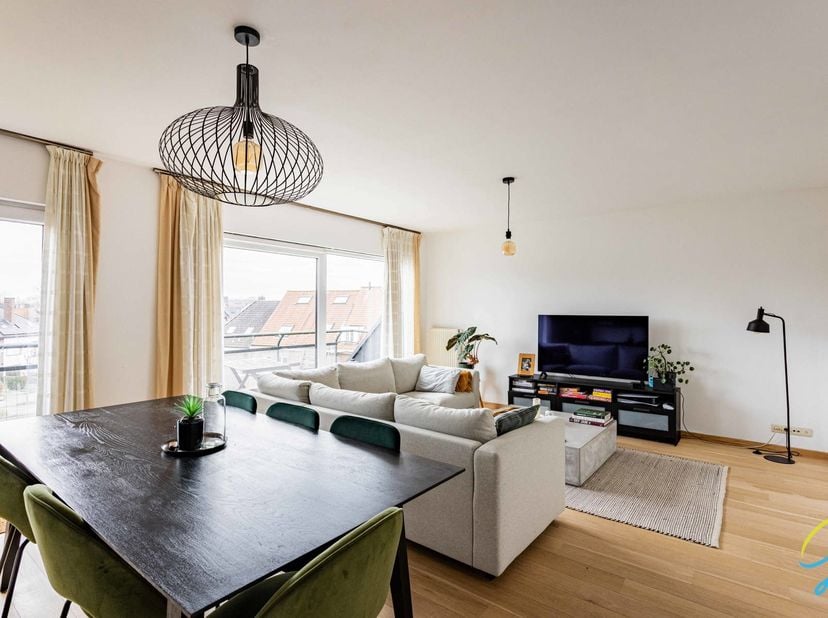 TE KOOP in GENTBRUGGE<br />
Dit ruime duplexappartement verwelkomt u met een aangename en lichtrijke leefruimte met gepolierd parket, die naadloos ove