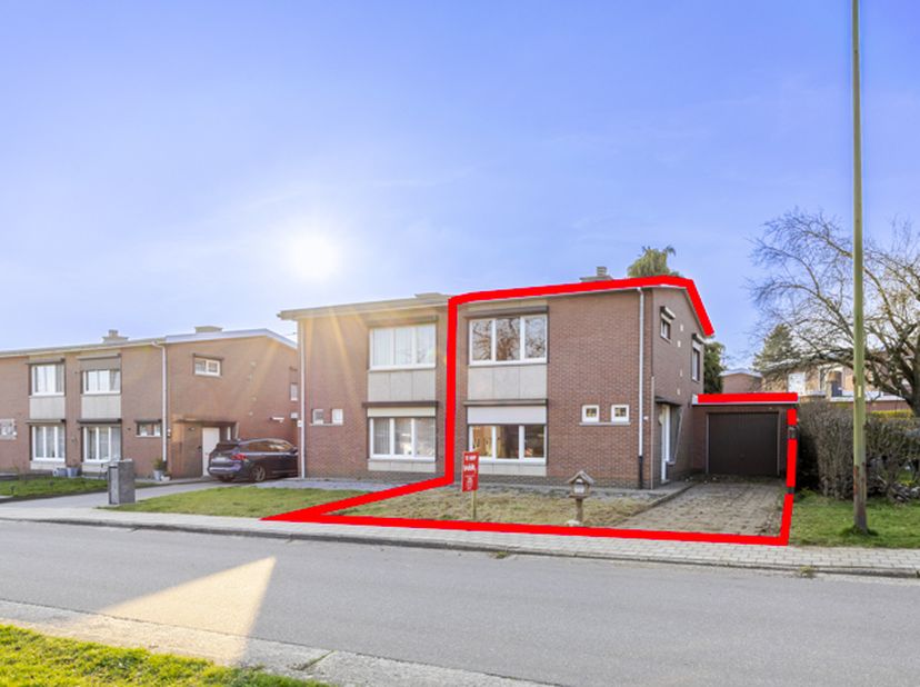 CHARMANTE OP TE KNAPPEN GEZINSWONING - <br />
<br />
Deze charmante halfopen bebouwing met tuin is gelegen in een aangename en rustige buurt in Bering