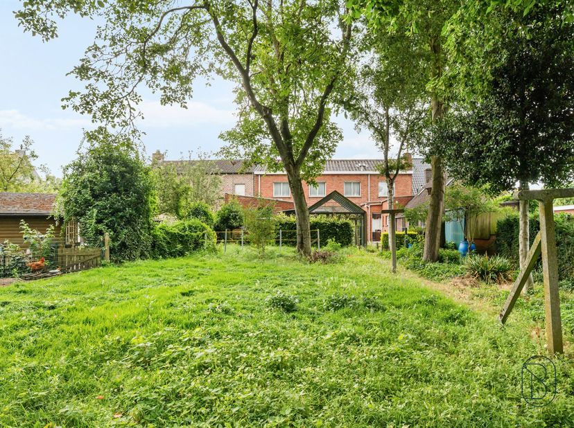 Bent u op zoek naar een ruime woning met tal van mogelijkheden? Dan is deze uitzonderlijke eigendom in Deerlijk zeker een bezoek waard!<br />
<br />