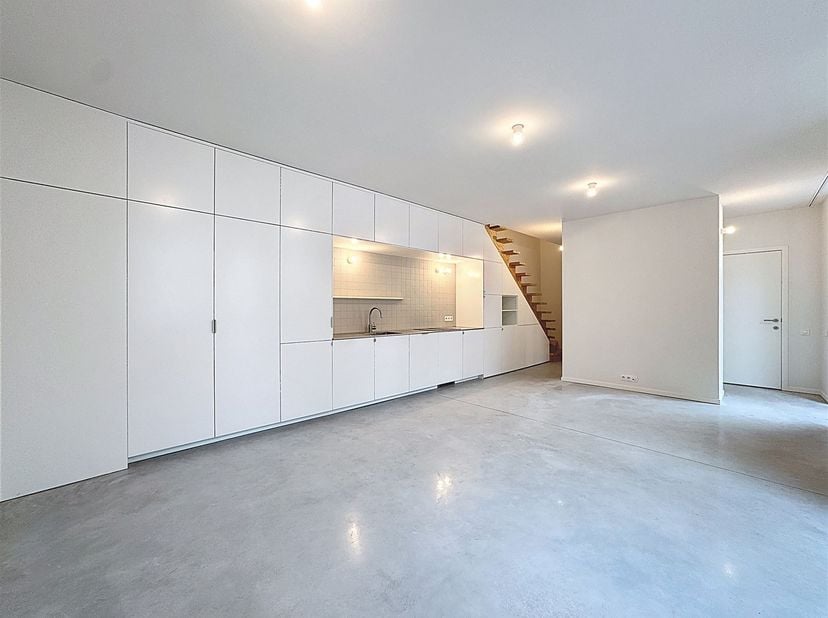 Quartier Rue Royale - Maison arrière 2 chambres avec atelier de +/-155m² avec jardin et terrasse composé comme suit : au rez-de-chaussée un atelier/ b