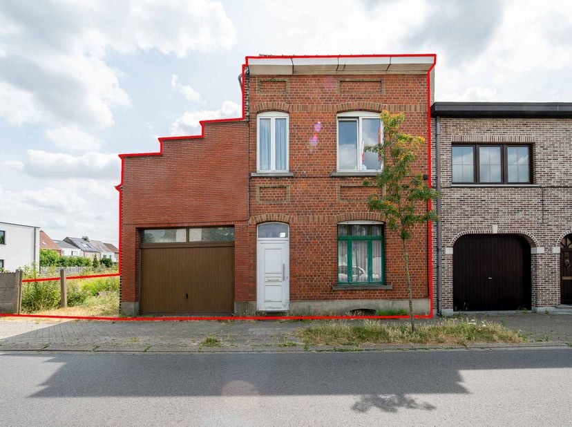 WONING MET NAASTGELEGEN GROND<br />
<br />
Te renoveren halfopen woning met garage, kelder en zolder en naastgelegen grond met serres gelegen in woong