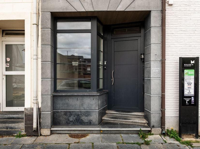 Veelzijdig handelspand met vergunning voor logies nabij de markt van Maaseik<br />
<br />
<br />
<br />
Op een strategische invalsweg richting de ma