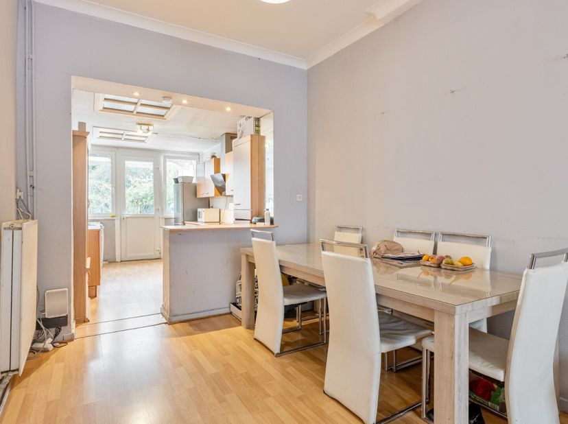 Deels gerenoveerde woning met stadstuin op een westelijk georiënteerd perceel van 2a60ca, gelegen tussen de kleine en de grote ring, op enkele passen