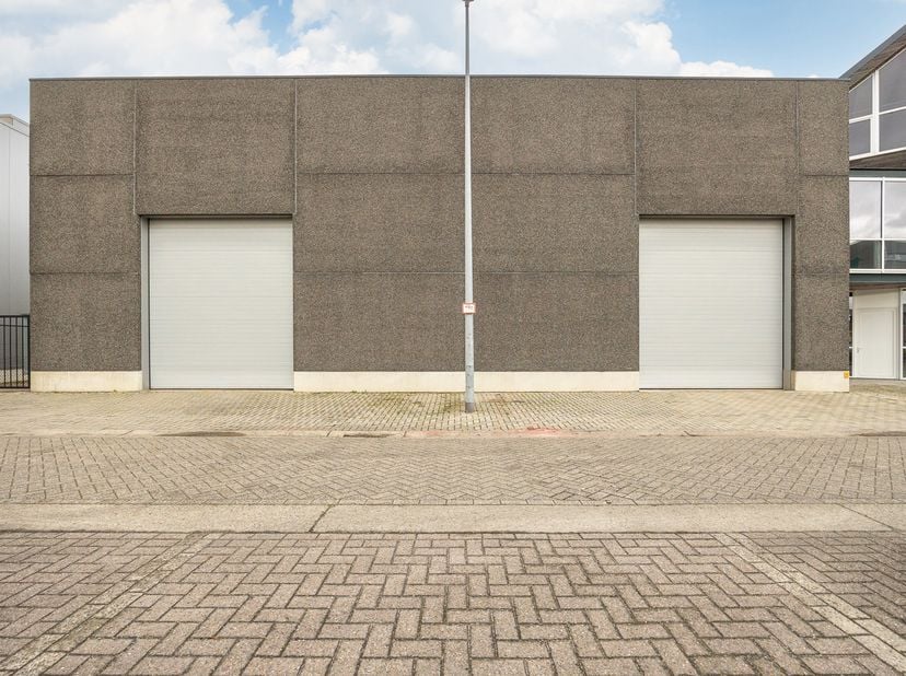 De aangeboden site omvat een volledig perceel met diverse gebouwen en mogelijkheden. Het betreft een magazijn van circa 830 m², naast een showroom met