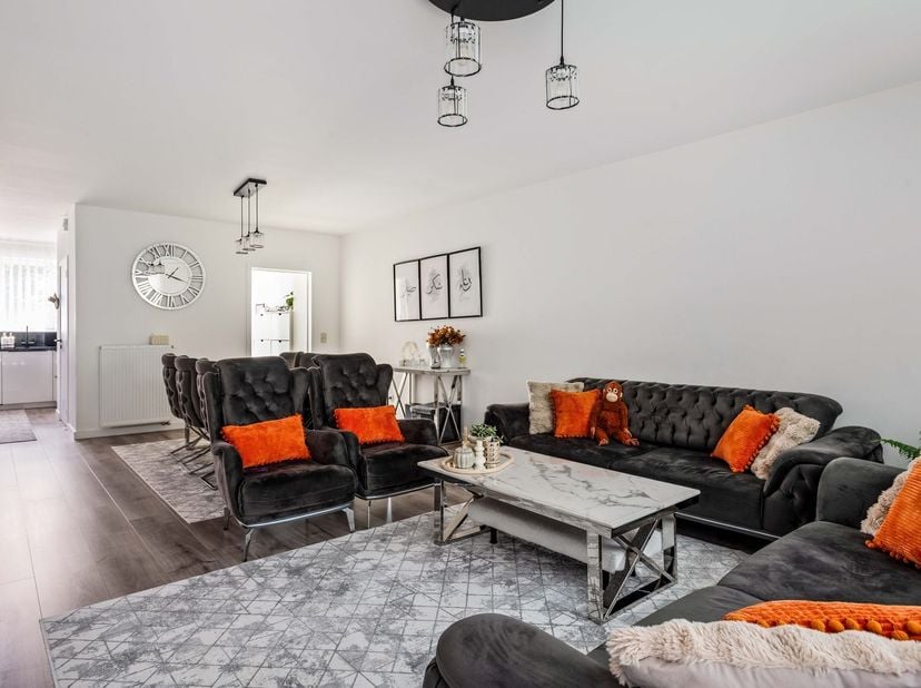 Cette propriété très bien entretenue est située dans un quartier résidentiel calme et isolé, accessible par la Boomlaarstraat. Grâce à son emplacement