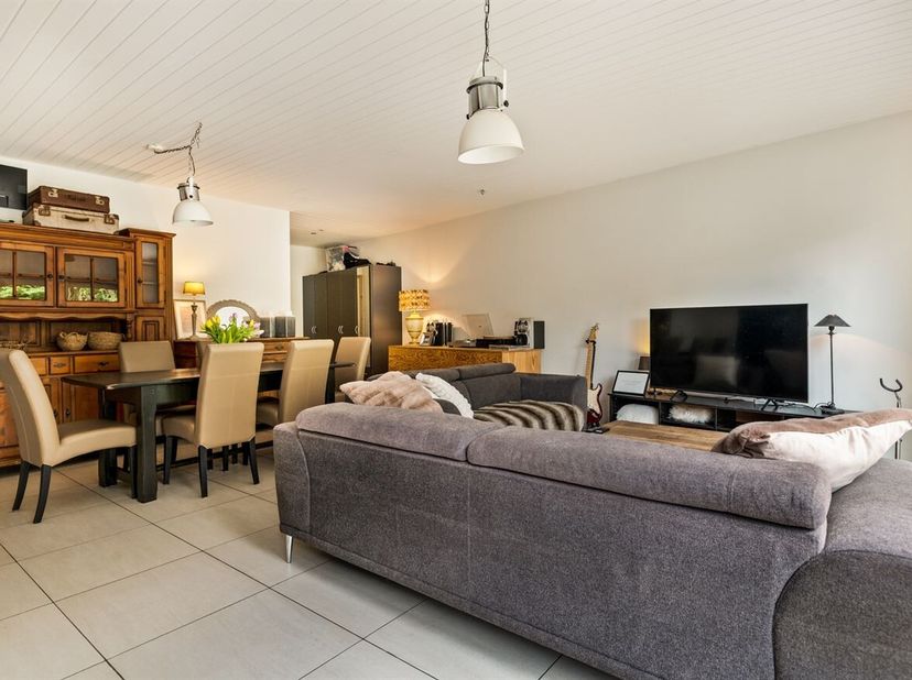 Ruime gezinswoning met 4 slaapkamerpotentieel, tuin en staanplaats<br />
Gelijkvloers<br />
Via de inkomhal betreedt u de woning met toegang tot het e