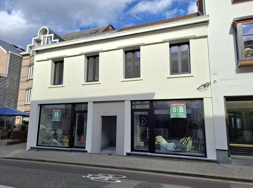 Goed gelegen handelspand of kantoorruimte te Geel-centrum bestaande uit: handels- of kantoorruimte (+/-110m²), berging (15m²) en 2 aparte toiletten.<b
