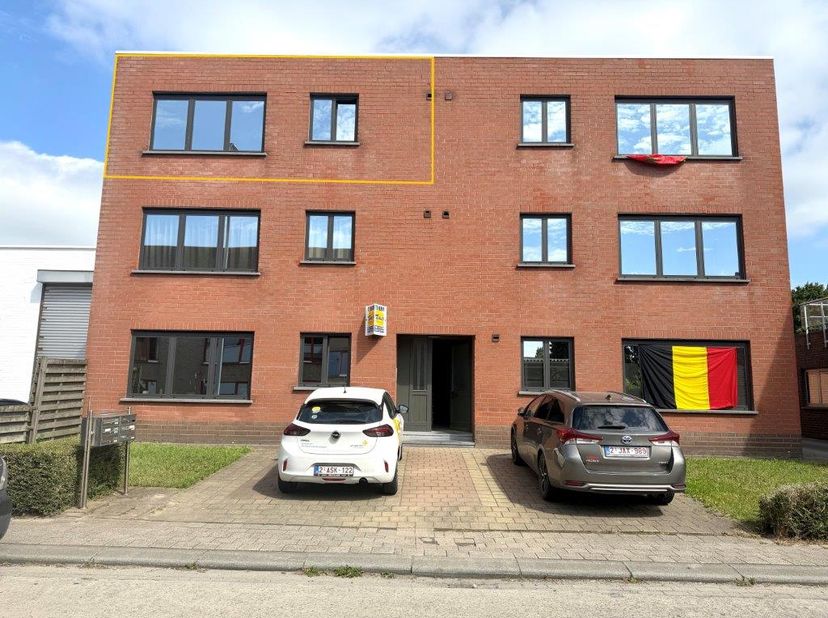 Appartement gelegen op de 2de verdieping met inkomhal, apart toilet, lichtrijke living, keuken, berging, badkamer en 2 slaapkamers. Appartement voorzi