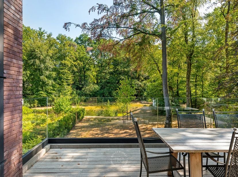 Gelegen in de Residentie Bleubell op de rustige en groene locatie “De Heide” in Waasmunster bevindt zich dit uitzonderlijke appartement van 153 m² met