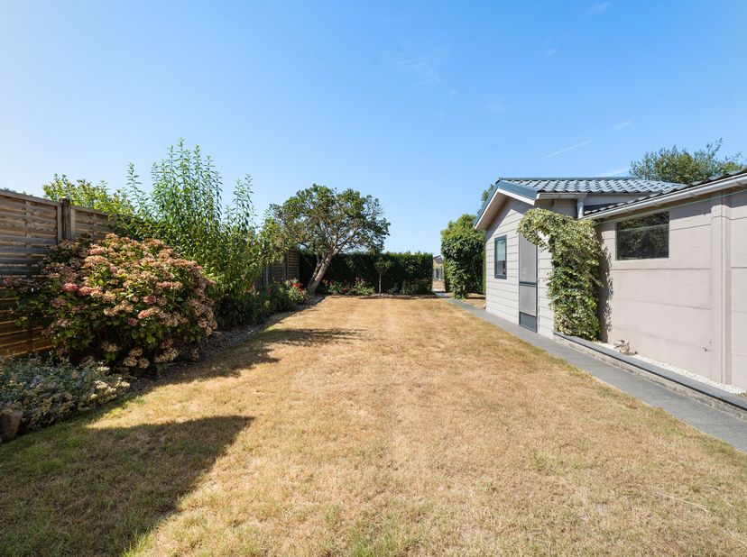 Kloeke woning met prachtig verzicht te koop in Moorsele!<br />
We betreden de woning via de inkomhal en komen terecht in de gezellige leefruimte met e