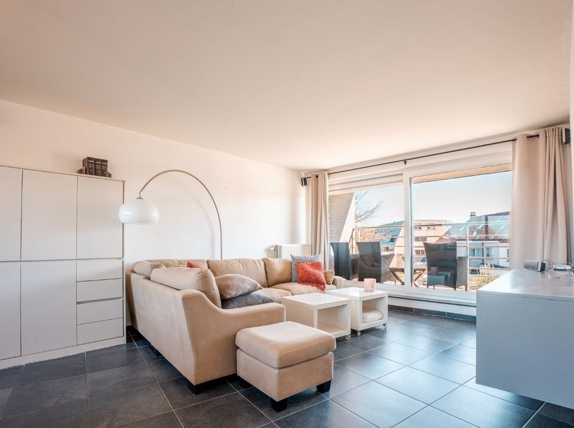 Bent u op zoek naar een appartement met EPC A vlakbij het centrum van Waregem? Dan is dit zeker iets voor u. Dankzij de uiterst strategische ligging g