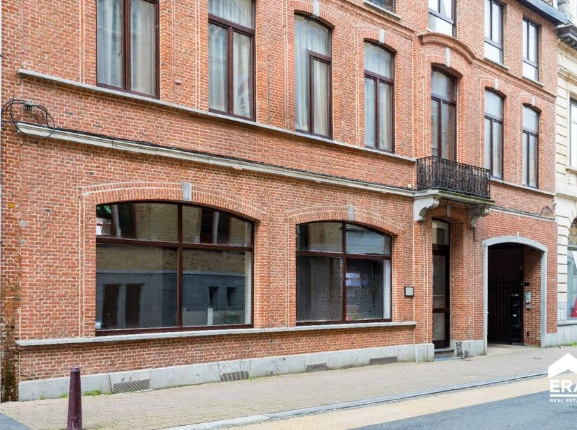 Op zoek naar een ideale locatie voor uw bedrijf in het bruisende centrum van Poperinge? Ontdek deze uitstekende kantoorruimte te huur, gunstig gelegen