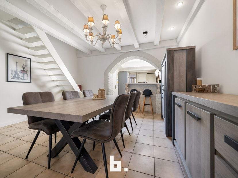 Deze leuke woning gelegen op een boogscheut van zee en strand bieden wij jullie te koop aan. De woning werd door de jaren heen verbouwd. De woning bie