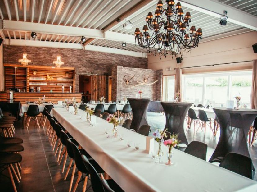 De bestaande feestzaal is&amp;nbsp;volledig gebruiksklaar&amp;nbsp;en voorzien van een tapinstallatie, een&amp;nbsp;volledig geïnstalleerde keuken, een koelcel en